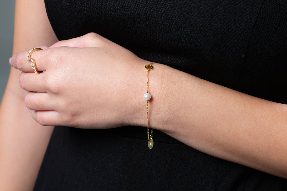RED CARPET GLOBE PEARL BRACELET GOLD