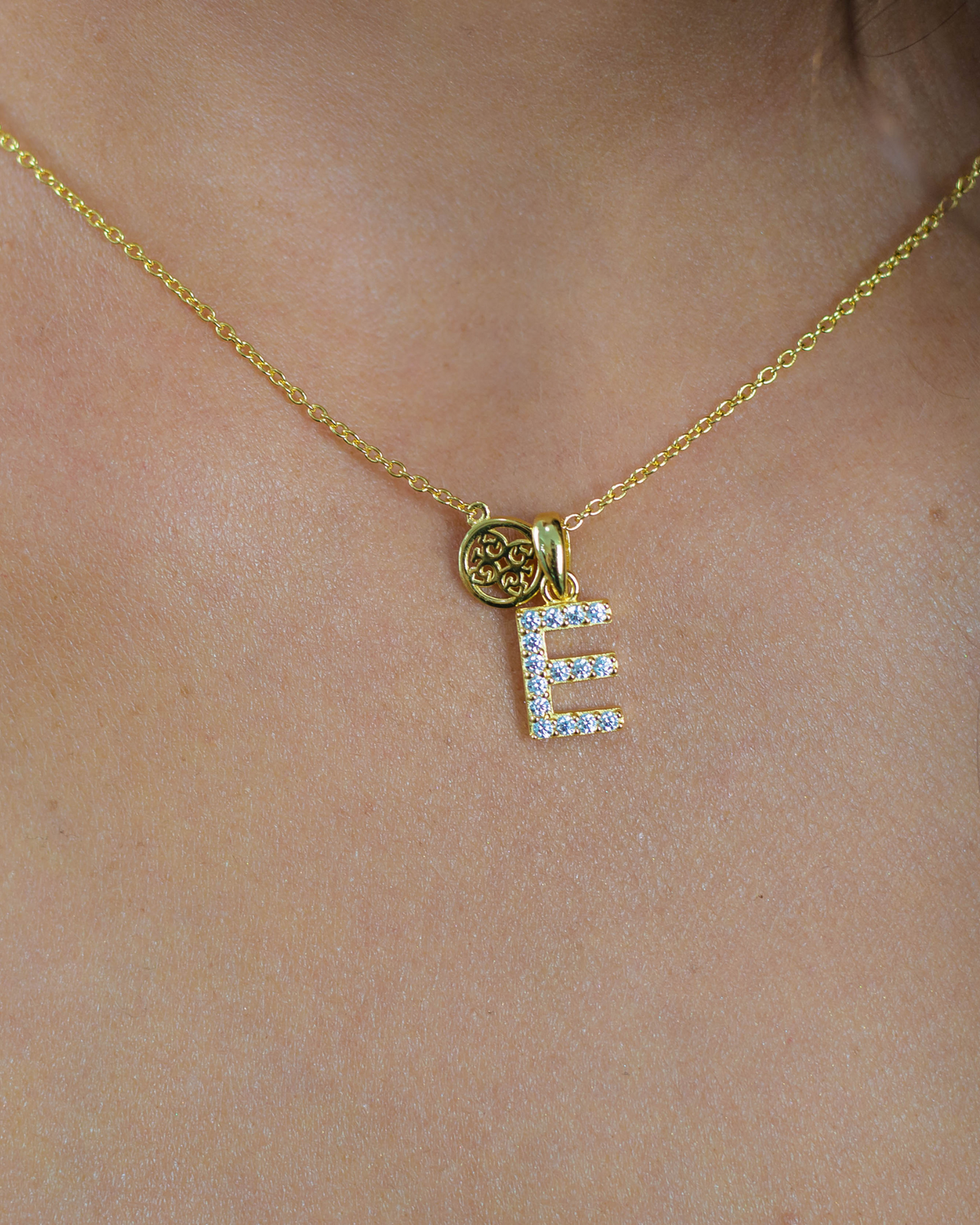 LUXURY LETTERS E INITIAL PENDANT GOLD