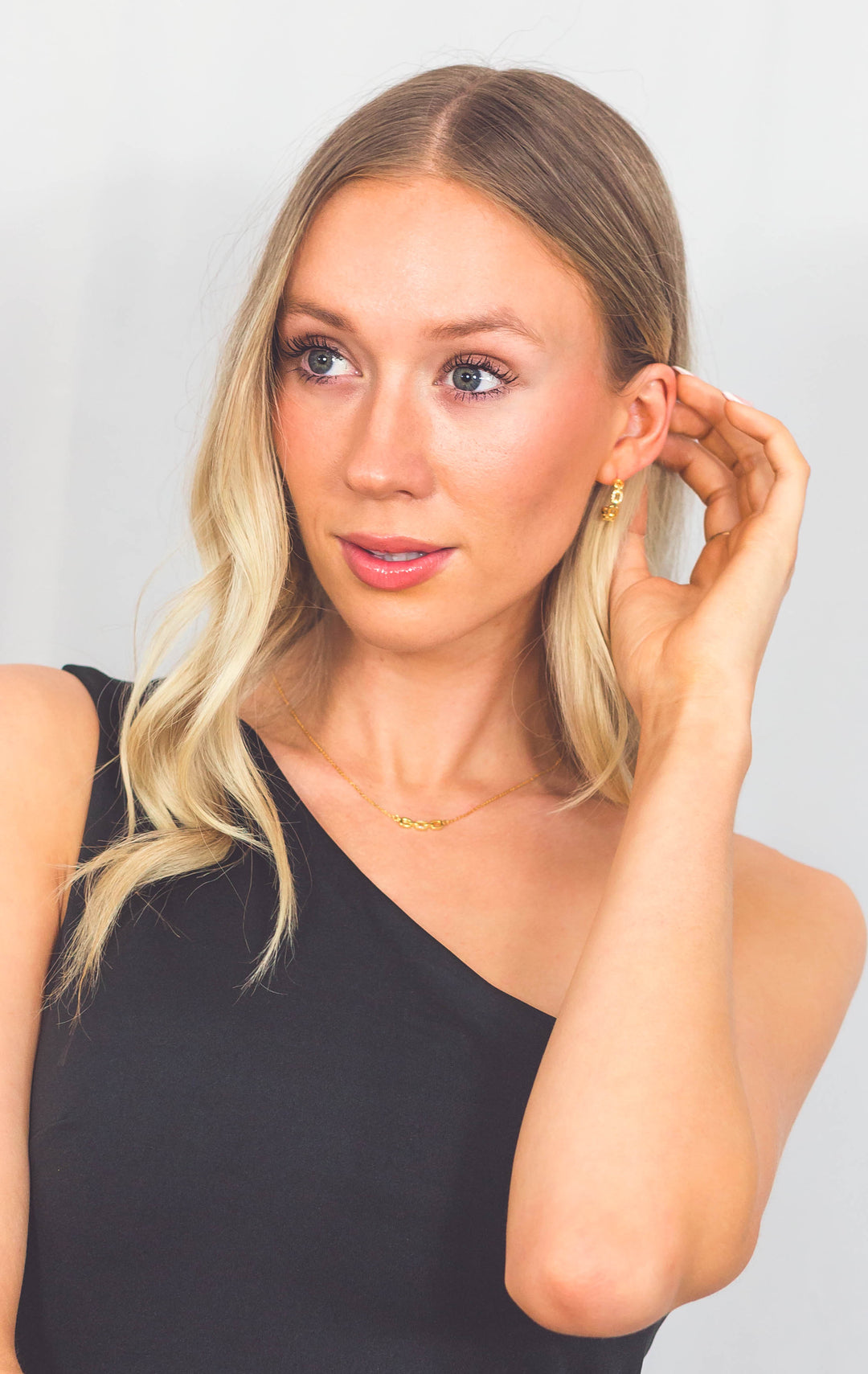SIX NATURAL DIAMOND LINK PENDANT GOLD