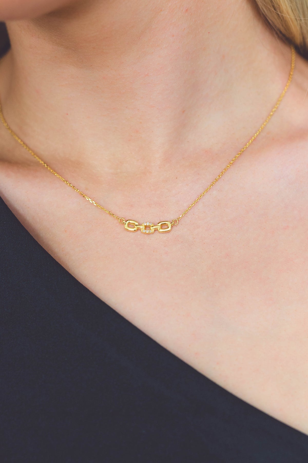 SIX NATURAL DIAMOND LINK PENDANT GOLD