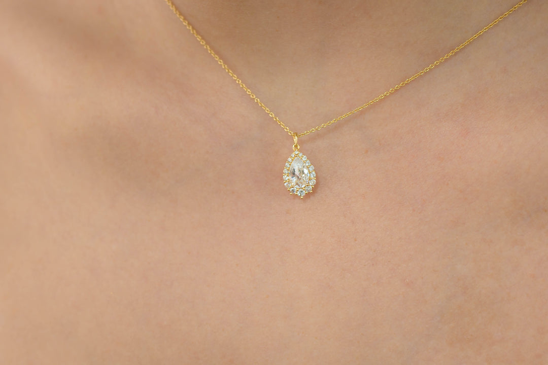 A CHRISTMAS JOURNEY ELEGANT PENDANT GOLD