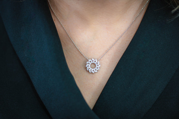 A CHRISTMAS JOURNEY WREATH PENDANT SILVER